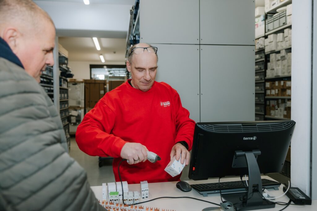 Mitarbeiter zeigt Kunden Material