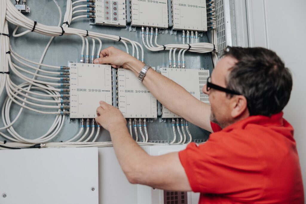 Mitarbeiter arbeitet im Bereich Elektrotechnik